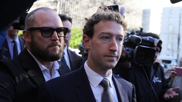 O CEO da Meta, Mark Zuckerberg, chega para um julgamento histórico sobre se as plataformas de mídia social viciam e prejudicam deliberadamente as crianças.