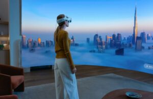 visionOS 26.4 desbloqueia novo recurso de ‘streaming desejado’ para aplicativos e jogos M5 Vision Pro chega às lojas em mais dois países | Foto promocional da Apple mostrando uma mulher desfrutando de uma vista envolvente da cidade