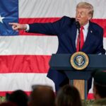 O presidente Donald Trump falando às tropas dos EUA em Fort Bragg, Carolina do Norte.