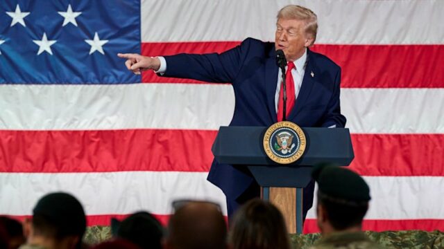 O presidente Donald Trump falando às tropas dos EUA em Fort Bragg, Carolina do Norte.