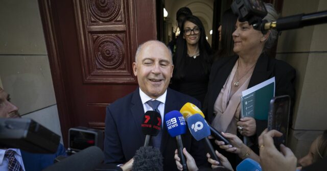 Tony Mokbel sai em liberdade da Suprema Corte de Melbourne. Foto de Jason Sul. 6 de fevereiro de 2026.