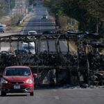 Destroços queimados encontrados pela supervisora ​​do condado de Sonoma, Rebecca Hermosillo, no caminho da casa de sua família em Jalostotitlán, no estado de Jalisco, até o aeroporto de Guadalajara na terça-feira, 23 de fevereiro. A violência eclodiu em todo o México depois que os militares mataram um líder do cartel. (Rebeca Hermosillo)