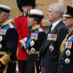 LONDRES, INGLATERRA - 01 DE FEVEREIRO: Nesta ilustração fotográfica, a primeira página do jornal The Sunday Telegraph com uma imagem de Andrew Mountbatten-Windsor é vista em 01 de fevereiro de 2026 em Londres, Inglaterra. Três milhões de novos documentos foram divulgados pelo Departamento de Justiça dos Estados Unidos sob a Lei de Transparência de Arquivos Epstein. (Foto de Gareth Cattermole/Getty Images)