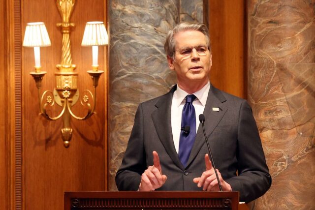 DALLAS, TEXAS - FEVEREIRO 20: O secretário do Tesouro dos EUA, Scott Bessent, fala no Economic Club Of Dallas em 20 de fevereiro de 2026 em Dallas, Texas. O Secretário do Tesouro falou sobre a economia e a decisão 6-3 do Supremo Tribunal sobre uma decisão contra as tarifas do presidente Donald Trump. (Foto de Richard Rodriguez/Getty Images)