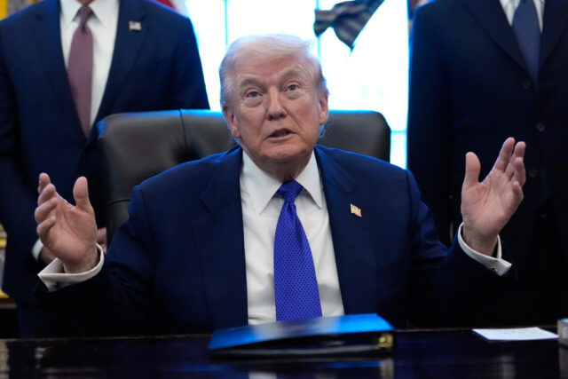 ‘Não sei’: Trump se faz de bobo com péssimo índice de aprovação
