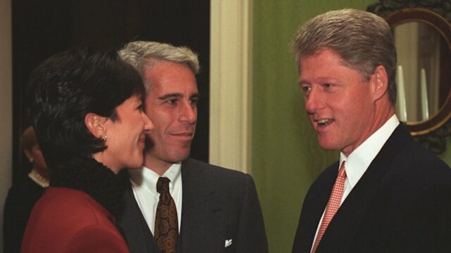 ‘Não vi nada e não fiz nada de errado’: Bill Ghislaine Maxwell e Jeffrey Epstein com o presidente Bill Clinton na Casa Branca em 29 de setembro de 1993