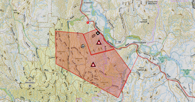 ‘Tarde demais para partir’: incêndio florestal irrompe em condições quentes e ventosas no norte de Victoria
