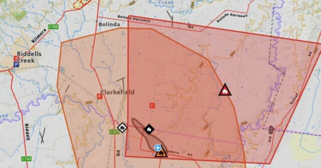 ‘Tarde demais para partir’: incêndio queima fora de controle no noroeste de Melbourne
