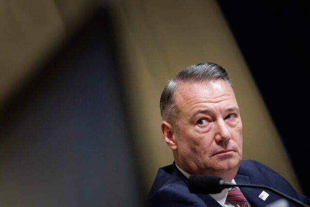 ‘Você acha que vai para o inferno?’: Chefe do ICE enfrenta perguntas difíceis
