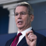 ‘Você mentiu?’: Democrata humilha secretário do Tesouro de Trump