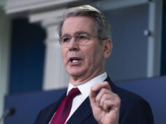 ‘Você mentiu?’: Democrata humilha secretário do Tesouro de Trump ‘Você mentiu?’: Democrata humilha secretário do Tesouro de Trump