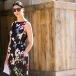 LONDRES, INGLATERRA - 18 DE SETEMBRO: Ambika Dhir foi vista usando bailarinas de couro preto, uma bolsa preta, uma pulseira Yve Saint Laurent de ouro amarelo e preto, bem como um vestido branco com gola antes do Emilia Wickstead Fashion Show durante a London Fashion Week de setembro de 2023 em 18 de setembro de 2023 em Londres, Inglaterra. (Foto de Jeremy Moeller/Getty Images)