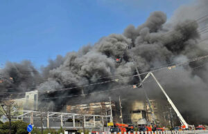 14 pessoas mortas e quase 60 feridas após o início de um grande incêndio em uma fábrica de peças de automóveis Equipes de emergência no local do incêndio em Daejeon em 20 de março de 2026Crédito: Kim So-yeon/Yonhap via AP
