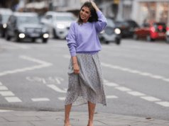 17 suéteres de primavera soltos e emagrecedores que parecem saídos de uma boutique Diane Batoukina usa vestido midi de seda branca com estampa de listras azuis e marinho, mangas curtas e gola pontuda da Sandro. Um lenço de seda Sandro combinando está amarrado frouxamente no decote. Uma mini bolsa branca com alça de corrente e detalhes dourados da Chanel é usada na transversal. O calçado consiste em sandálias brancas de salto aberto da Aeyde. Os óculos de sol quadrados Dior com lentes gradientes escuras completam o visual. Cabelo castanho longo e liso é penteado com uma parte central. Os lábios ficam sutilmente coloridos e a pele parece lisa e uniforme. Foto de corpo inteiro, durante uma sessão de fotos de moda de rua, em 28 de abril de 2025 em Paris, França.