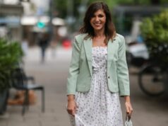 17 vestidos de verão surpreendentemente soltos e emagrecedores – a partir de US$ 10 Alexandra Pereira usa óculos escuros brancos, brincos prateados e strass, vestido midi de couro azul claro brilhante com decote em V / sem mangas / cinto / fenda, bolsa rosa claro da Salvatore Ferragamo, sapatos de salto bloco de couro branco com nó bordado na biqueira, anéis, fora do desfile da Ferragamo durante a Milan Fashion Week - Primavera / Verão 2022 em 25 de setembro de 2021 em Milão, Itália.