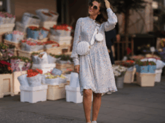 17 vestidos florais que combinam com tênis para criar lindos looks de primavera Sonia Lyson vestindo saia midi com estampa floral Ganni, camiseta branca com estampa Love Dog da Ganni, bolsa Chanel vintage preta, óculos escuros vintage, sapatos Dior vermelhos em 28 de agosto de 2017 em Berlim, Alemanha.