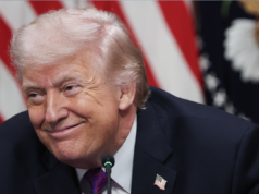 A classificação de aprovação de Donald Trump muda de direção President Donald Trump listens to speakers during a roundtable meeting on the administration's