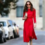 PARIS, FRANÇA - 05 DE JULHO: Helena Bordon vista do lado de fora do desfile de Elie Saab usando pequenos óculos de sol pretos, vestido de renda branca com alça de ombro e detalhes de flores lilás e saltos lilás durante a Alta Costura Outono / Inverno 2023/2024 como parte da Paris Fashion Week em 05 de julho de 2023 em Paris, França. (Foto de Jeremy Moeller/Getty Images)