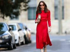 19 vestidos aprovados por garotas francesas que parecem seriamente parisienses PARIS, FRANÇA - 05 DE JULHO: Helena Bordon vista do lado de fora do desfile de Elie Saab usando pequenos óculos de sol pretos, vestido de renda branca com alça de ombro e detalhes de flores lilás e saltos lilás durante a Alta Costura Outono / Inverno 2023/2024 como parte da Paris Fashion Week em 05 de julho de 2023 em Paris, França. (Foto de Jeremy Moeller/Getty Images)