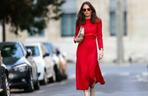 19 vestidos aprovados por garotas francesas que parecem seriamente parisienses PARIS, FRANÇA - 05 DE JULHO: Helena Bordon vista do lado de fora do desfile de Elie Saab usando pequenos óculos de sol pretos, vestido de renda branca com alça de ombro e detalhes de flores lilás e saltos lilás durante a Alta Costura Outono / Inverno 2023/2024 como parte da Paris Fashion Week em 05 de julho de 2023 em Paris, França. (Foto de Jeremy Moeller/Getty Images)