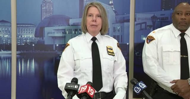 2 meninas encontradas mortas em 2 malas eram relacionadas, pessoa de interesse questionada
