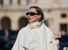 21 tops de trabalho polidos que parecem de designer – mas começam com apenas US $ 9 PARIS, FRANÇA - 02 DE MAIO: Alba Garavito Torre usa óculos escuros pretos, cabelo castanho longo e liso com uma parte central, uma blusa branca pregueada peplum sem mangas da Commense e jeans azul de cintura alta com bainha crua. Uma sandália tamanco amarela com detalhes florais da AGL é usada, combinada com um jeans jeans e uma mini bolsa Jackie marrom da Gucci. Os acessórios incluem um colar grosso com pedras naturais coloridas da Sempiterno Paris e joias de ouro. Foto de corpo inteiro, durante uma sessão de fotos de moda de rua, em 02 de maio de 2025 em Paris, França. (Foto de Edward Berthelot/Getty Images)