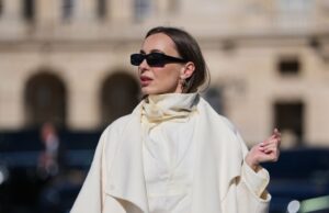 21 tops de trabalho polidos que parecem de designer – mas começam com apenas US $ 9 PARIS, FRANÇA - 02 DE MAIO: Alba Garavito Torre usa óculos escuros pretos, cabelo castanho longo e liso com uma parte central, uma blusa branca pregueada peplum sem mangas da Commense e jeans azul de cintura alta com bainha crua. Uma sandália tamanco amarela com detalhes florais da AGL é usada, combinada com um jeans jeans e uma mini bolsa Jackie marrom da Gucci. Os acessórios incluem um colar grosso com pedras naturais coloridas da Sempiterno Paris e joias de ouro. Foto de corpo inteiro, durante uma sessão de fotos de moda de rua, em 02 de maio de 2025 em Paris, França. (Foto de Edward Berthelot/Getty Images)