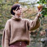 Thomasin McKenzie, Katherine Waterston, Damian Lewis e Emma Laird em Fackham Hall