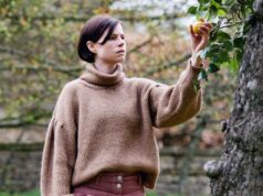 3 filmes subestimados da HBO Max que você deve assistir em março de 2026 Thomasin McKenzie, Katherine Waterston, Damian Lewis e Emma Laird em Fackham Hall