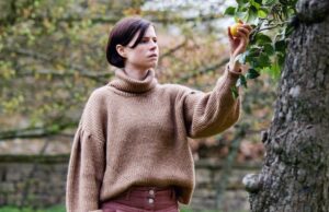 3 filmes subestimados da HBO Max que você deve assistir em março de 2026 Thomasin McKenzie, Katherine Waterston, Damian Lewis e Emma Laird em Fackham Hall