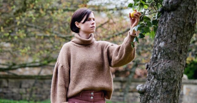 Thomasin McKenzie, Katherine Waterston, Damian Lewis e Emma Laird em Fackham Hall