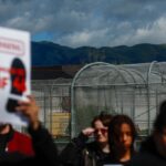 Pessoas se reúnem para protestar contra o ICE na prisão de Elmwood em Milpitas,...