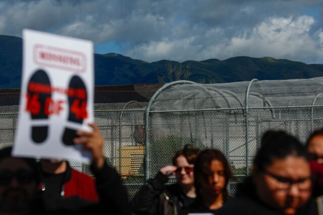 Pessoas se reúnem para protestar contra o ICE na prisão de Elmwood em Milpitas,...