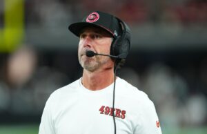 49ers obtêm notas brilhantes para o progresso da agência gratuita em 2026 Head coach Kyle Shanahan of the San Francisco 49ers looks on from the sideline during the first half of a preseason game against the Las Vegas Raiders at Allegiant Stadium on August 23, 2024 in Las Vegas, Nevada.