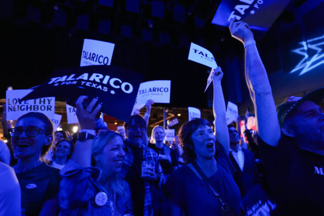 O deputado estadual do Texas James Talarico, D-Austin, candidato democrata ao Senado dos EUA, fala em uma festa de observação das eleições primárias na terça-feira, 3 de março de 2026, em Austin, Texas. (Foto AP/Eric Gay)