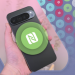 Uma pessoa segurando o Galaxy S25 Ultra mostrando a tela inicial