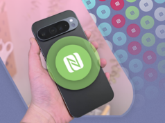 5 maneiras criativas de usar tags NFC que parecem mágica Uma pessoa segurando o Galaxy S25 Ultra mostrando a tela inicial