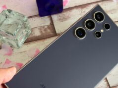 5 razões pelas quais não atualizarei meu Samsung Galaxy S24 Ultra para um S26 Ultra Uma pessoa segurando o Samsung Galaxy S26 Ultra