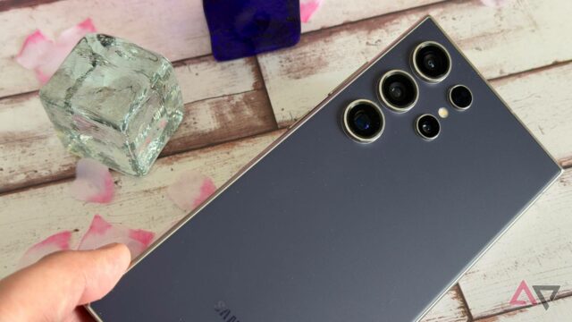 Uma pessoa segurando o Samsung Galaxy S26 Ultra