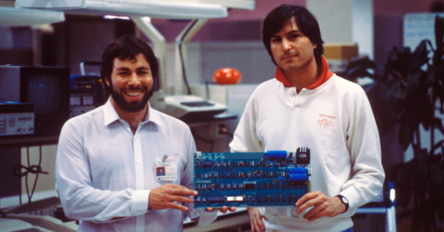 50 anos da Apple – Uma linha do tempo de Foi neste dia que Steve Jobs e Steve Wozniak fundaram a Apple Computer Inc.