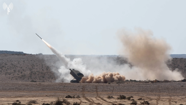 74 generais aposentados dos EUA, almirantes apoiam ataques ao Irã, alertam que Teerã busca 'derramar sangue americano'
