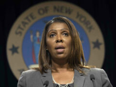 8 estados estão processando para impedir outro monopólio de mídia MAGA ARQUIVO - O apresentador Jimmy Kimmel fala durante o Oscar no Dolby Theatre em Los Angeles, 10 de março de 2024. (AP Photo/Chris Pizzello, Arquivo)