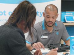 A AT&T está prestes a testar a fidelidade do cliente com uma medida arriscada que aumenta os preços dos planos legados Site da AT&T em um telefone com bateria