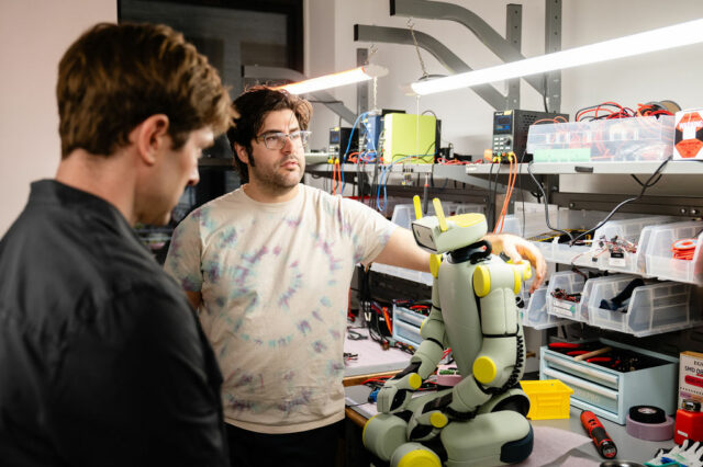 A Amazon acaba de comprar uma startup que fabrica robôs humanóides do tamanho de crianças
