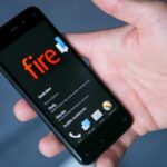 Ilustração de um chip de IA e uma cabeça de robô sobre a tela de um telefone Android