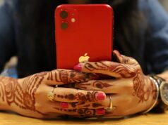 A Apple agora fabrica um em cada quatro iPhones na Índia: relatório red iPhone held in two hands