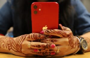 A Apple agora fabrica um em cada quatro iPhones na Índia: relatório red iPhone held in two hands