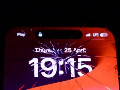 A Apple fez progressos na segurança do iOS 26, mas ferramentas de hacking vazadas ainda deixam milhões de pessoas expostas a ataques de spyware iPhone screen is seen through the broken glass in this illustration photo taken in Krakow, Poland on April 25, 2024.