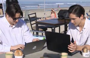 A Califórnia causa inveja à nação, pois trabalhadores remotos trazem seus escritórios para a praia A Califórnia causa inveja à nação, pois trabalhadores remotos trazem seus escritórios para a praia