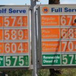 Greg Maness abastece seu carro em um posto de gasolina SoCal na Vermont Ave.